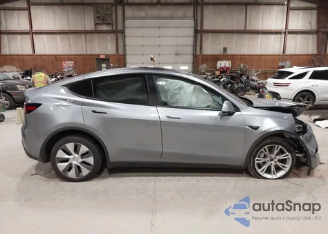 2024 Tesla Model Y Long Range Dual Motor All-Wheel Drive z USA, uszkodzony, nr VIN 7SAYGDEE8RA286933